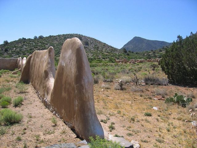 Fort Bowie’s wall. Author: Evan Osherow CC BY 2.0