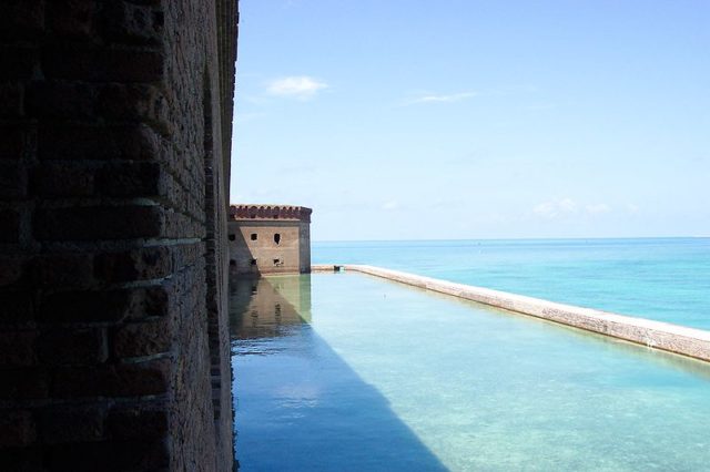 Fort Jefferson’s moat/ Author: Direnzoa