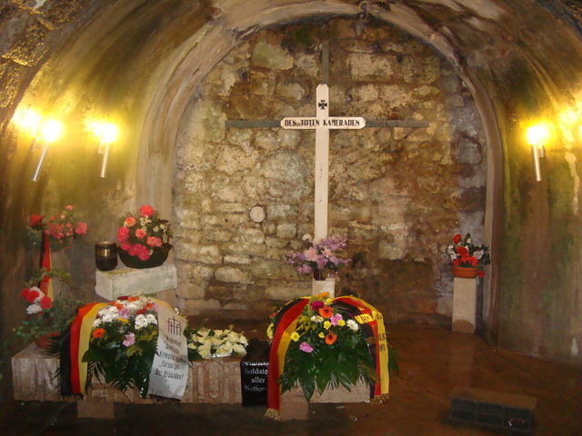 Memorial of the German soldiers buried behind this wall/ Author: Eric T Gunther CC BY 3.0