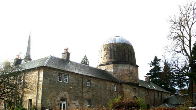 The New Penicuik House, with domed dovecote, a replica of Arthur’s O’on. Author: dave peck – CC BY-SA 2.0