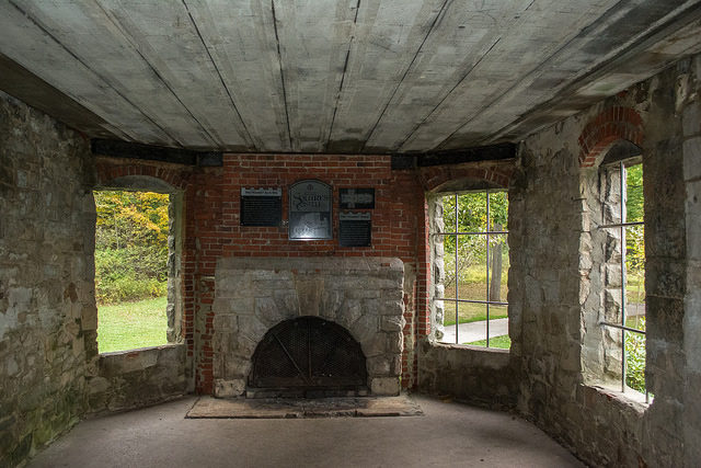 Squire’s castle hearth/ Author: Tim Evanson – CC BY-SA 2.0