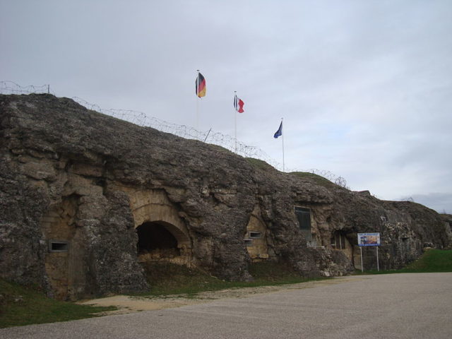 The entrance to the fort/ Author: Eric T Gunther CC BY 3.0