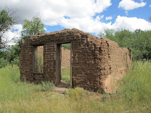 The ruins of an adobe house/ Author: The Old Pueblo CC BY-SA 4.0