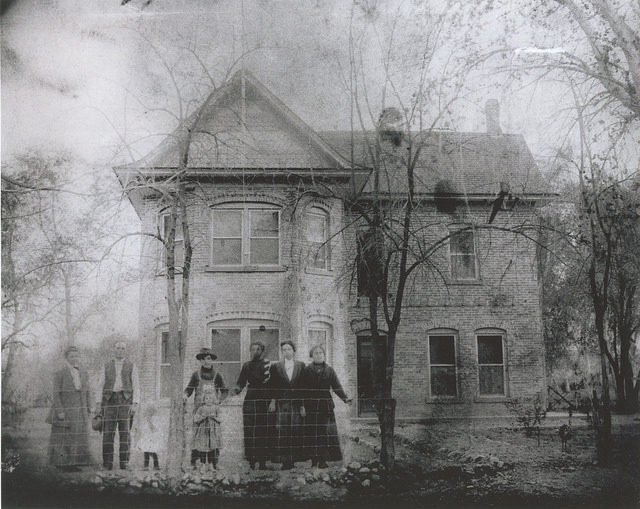 Group of people in front of Gentry Hotel in St. Thomas, NV – Author: Lake Mead NRA Public Affairs – CC BY 2.0