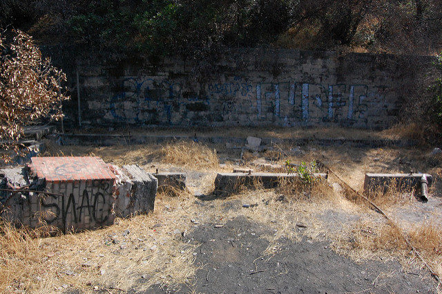 Graffiti at the Griffith Park Zoo/ Author: Omar Bárcena – CC BY 2.0