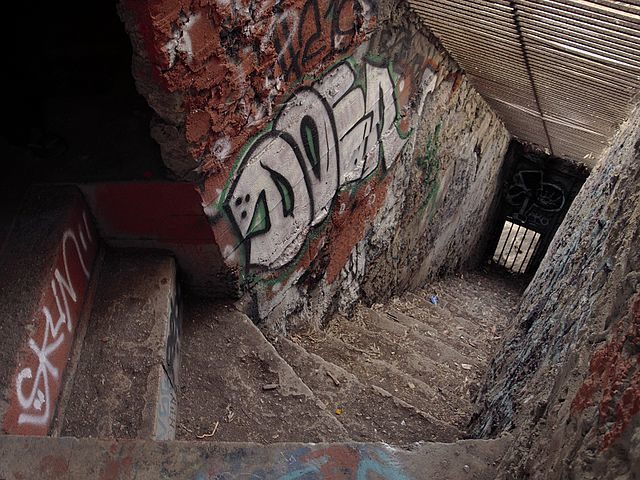 Inside of animal housing at the defunct Griffith Park Zoo in Los Angeles, California/ Author: Junkyardsparkle – CC BY-SA 3.0