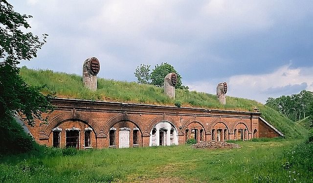 Barracks in fort P Bema/ Author: Jakub Góral pl:Kuba G – CC BY 2.5