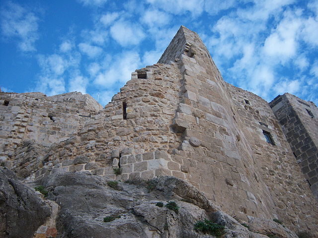 The medieval fortification is partly ruined/ Author: Amjad helo – CC BY-SA 3.0