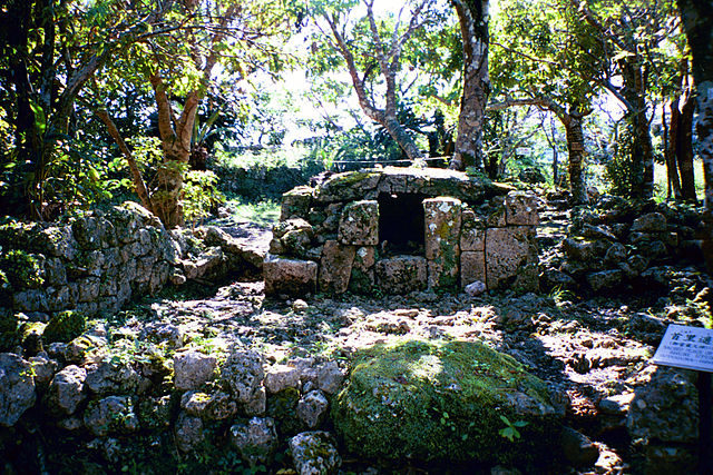 A shrine dedicated to Hinukan, the Okinawan god of fire and the hearth/ Author: Michael Gunther – CC BY-SA 4.0