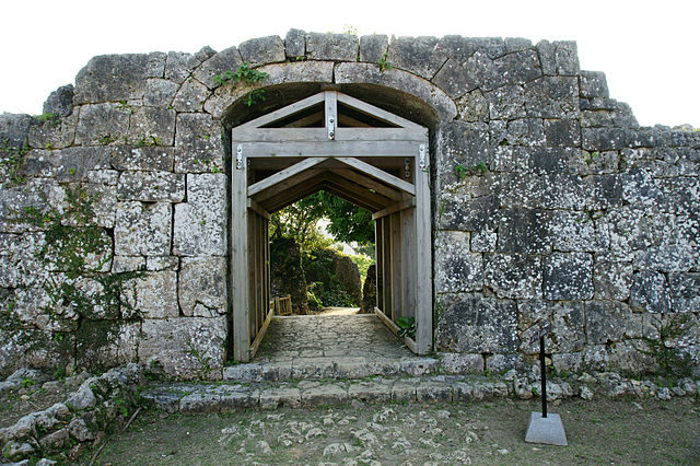 A castle’s gate/ Author: 663highland – CC BY 2.5