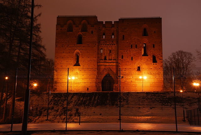 The twin towers at night/ Author: Rossiplika – CC BY-SA 3.0 ee