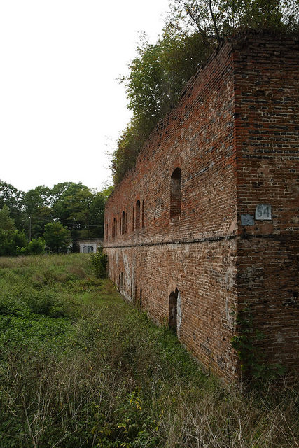 Remains of a Warsaw Fort wall/ Author: Adam Foster – CC BY 2.0