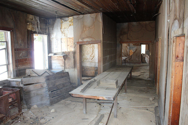 The dusty interior of an abandoned building/ Author: Mark Holloway – CC BY 2.0