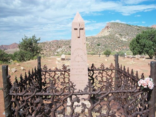A grave from the Catholic Cemetery in Silver Reef/ Author: The Utahraptor – CC BY-SA 3.0