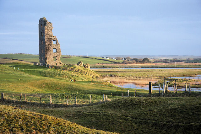 The surviving wall of the tower house/ Author: Bob Jones – CC BY-SA 2.0