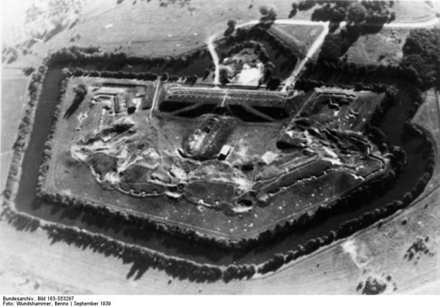 One of the outer fortifications of Warsaw Fortress after bombardment by German aircraft in 1939/ Author: Bundesarchiv, Bild 183-S53297 – CC BY-SA 3.0 de