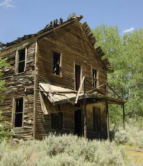 Decaying wooden building/ Author: Plazak – CC BY-SA 3.0