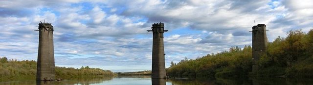 Destroyed bridge alternative view. Author: Charly1234 CC BY-SA 4.0