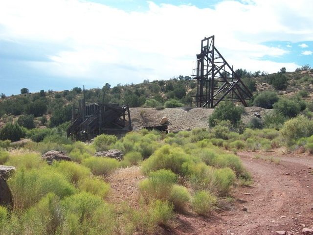 Forgotten mining equipment/ Author: The Utahraptor – CC BY-SA 3.0