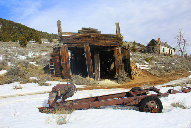 Heavily destroyed cabin/ Author: Mark Holloway – CC BY 2.0