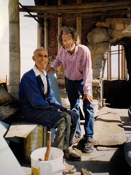 Justo photographed with the German artist Ulrich Brinkhoff inside the Cathedral. Author: Sven Brinkhoff – CC BY 3.0