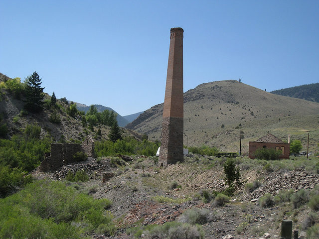 Old leaning chimney/ Author: The Greater Southwestern Exploration Company – CC BY 2.0