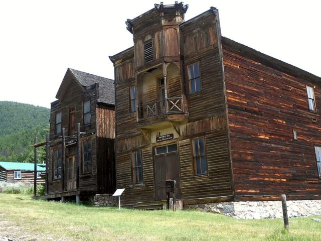 Old vacant buildings/ Author: Montanabw – CC BY-SA 4.0