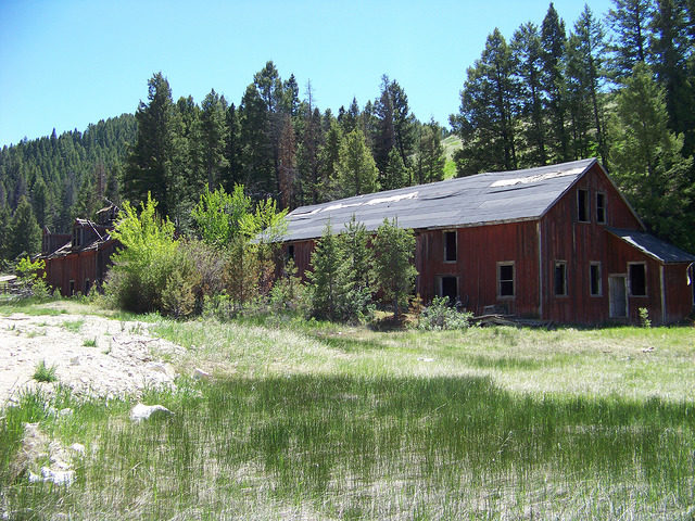 One of the buildings at the mining site. Author: Mark Holloway – CC BY 2.0