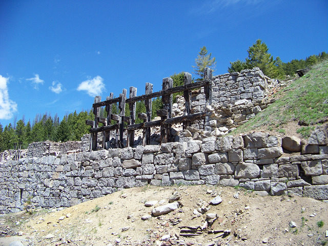 Part of a demolished structure. Author: Mark Holloway – CC BY 2.0