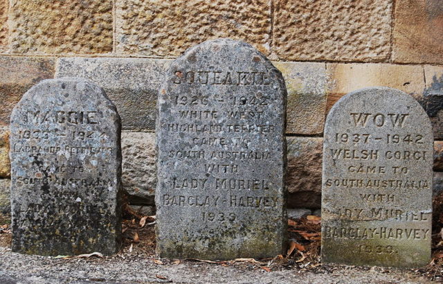 Pet graves found on the property. Author: Peripitus – CC BY-SA 3.0