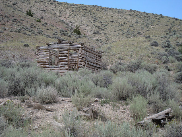 Roofless wooden house/ Author: The Greater Southwestern Exploration Company – CC BY 2.0