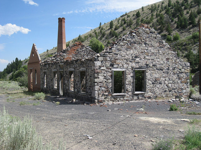 Stone building and a lonely chimney/ Author: The Greater Southwestern Exploration Company – CC BY 2.0