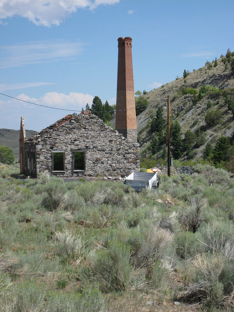 Stone building and a lonely chimney/ Author: The Greater Southwestern Exploration Company – CC BY 2.0