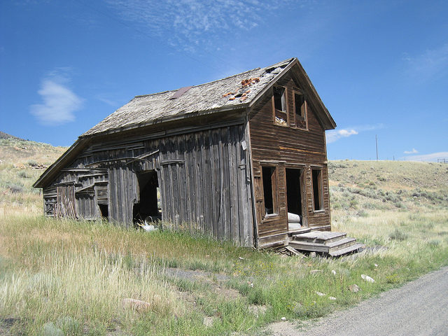 Two-story wooden building/ Author: The Greater Southwestern Exploration Company – CC BY 2.0