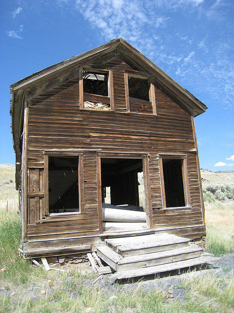 Two-story wooden building/ Author: The Greater Southwestern Exploration Company – CC BY 2.0
