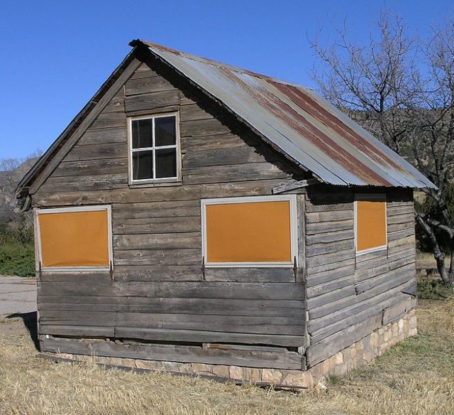 Wooden abandoned house/ Author: Daniel Mayer CC BY-SA 3.0