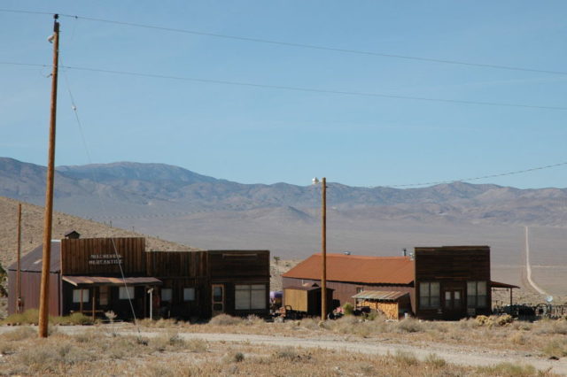 Town buildings giving a sense of the isolation of Gold Point – Author: Vivaverdi – CC BY 3.0