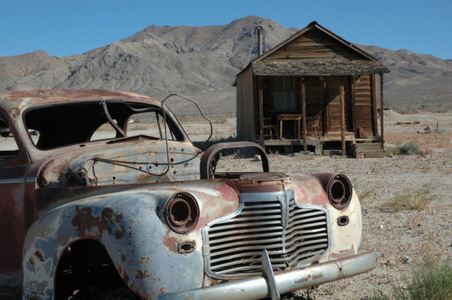 Gold Point, abandoned building and car, October 2009 – Author: Vivaverdi – CC BY 3.0