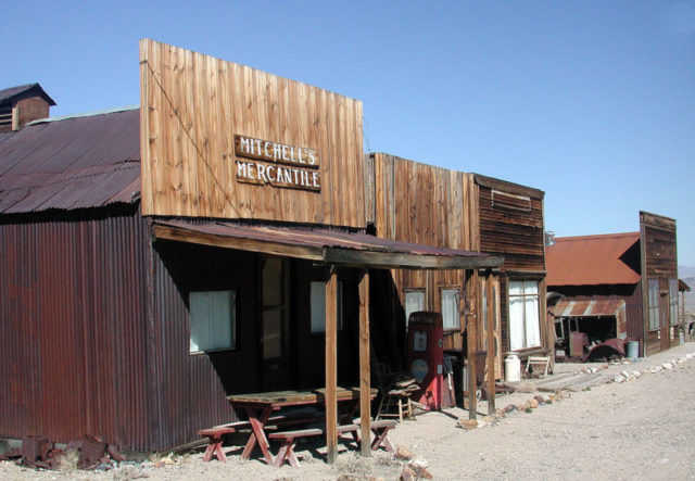 Buildings in the center of town in 2009 – Author: Finetooth – CC BY-SA 3.0