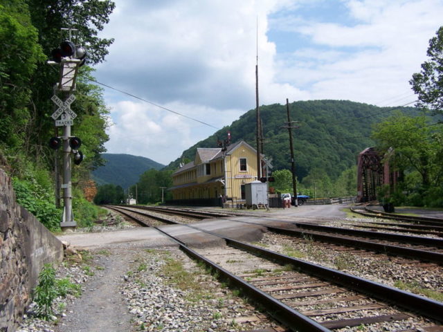 Thurmond, West Virginia, depot, now a National Park Service visitor center, and CR 25/2 bridge over New River – Author: Brian M. Powell – CC BY-SA 3.0