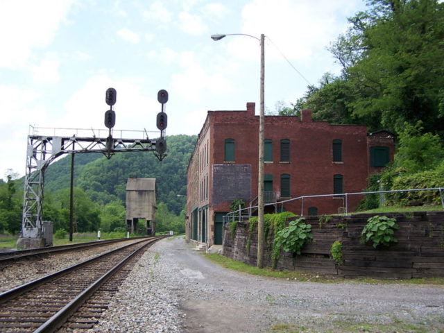 Downtown Thurmond, along the CSX New River Subdivision – Author: Brian M. Powell – CC BY-SA 3.0