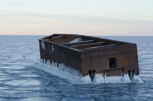 “The Cribs,” or Uncle Harvey’s Mausoleum, in winter with the Superior Lake around it in ice – Author: Pete Markham – CC BY-SA 2.0