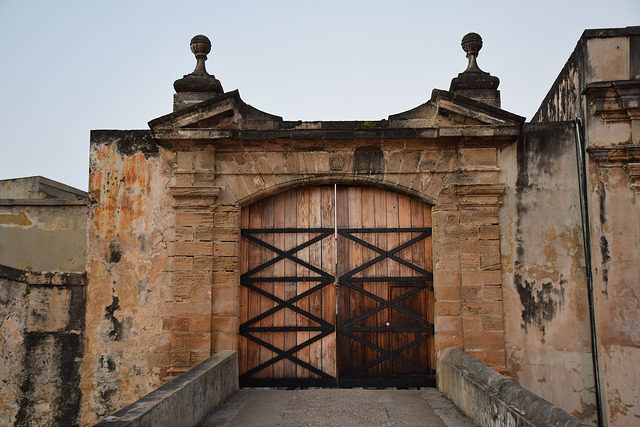 Castillo de San Cristóbal gates – Author: Todd Van Hoosear – CC BY 2.0