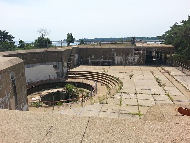 A 12-inch (305 mm) disappearing gun emplacement. Author: RobDuch – CC BY-SA 4.0