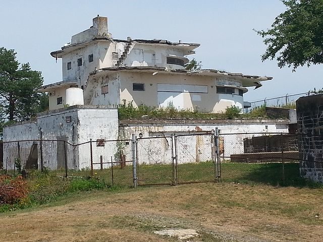 Former joint Army-Navy Harbor Entrance Control Post-Harbor Defense Command Post, camouflaged as a seaside mansion. Author: RobDuch – CC BY-SA 4.0