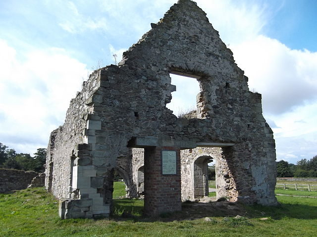 The remains of the chapter house/ Author: JohnArmagh – CC BY-SA 3.0