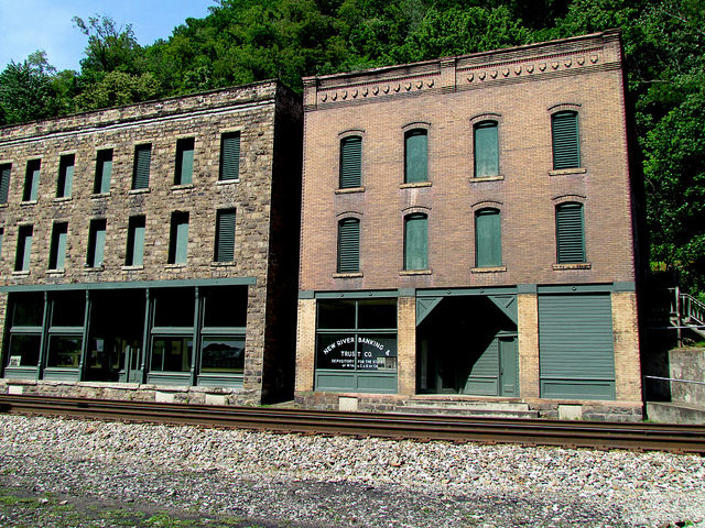 Thurmond, West Virginia, commercial district buildings along railroad tracks – Author: bobistraveling – CC BY 2.0