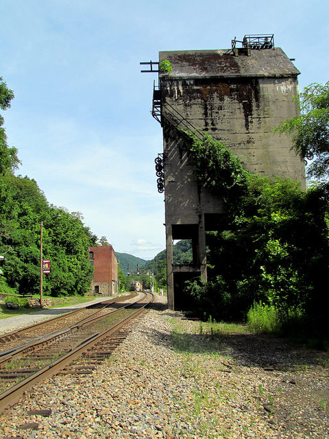 Coaling Tower Coal town New River Gorge Thurmond – Author: bobistraveling – CC BY 2.0