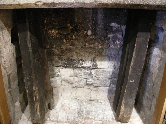 A fireplace found in a prison cell. Author: Linda Spashett – CC BY 3.0