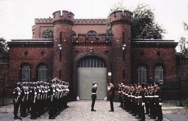 Army guards in front of the main gate. Author: Bauamt Süd – CC BY-SA 3.0